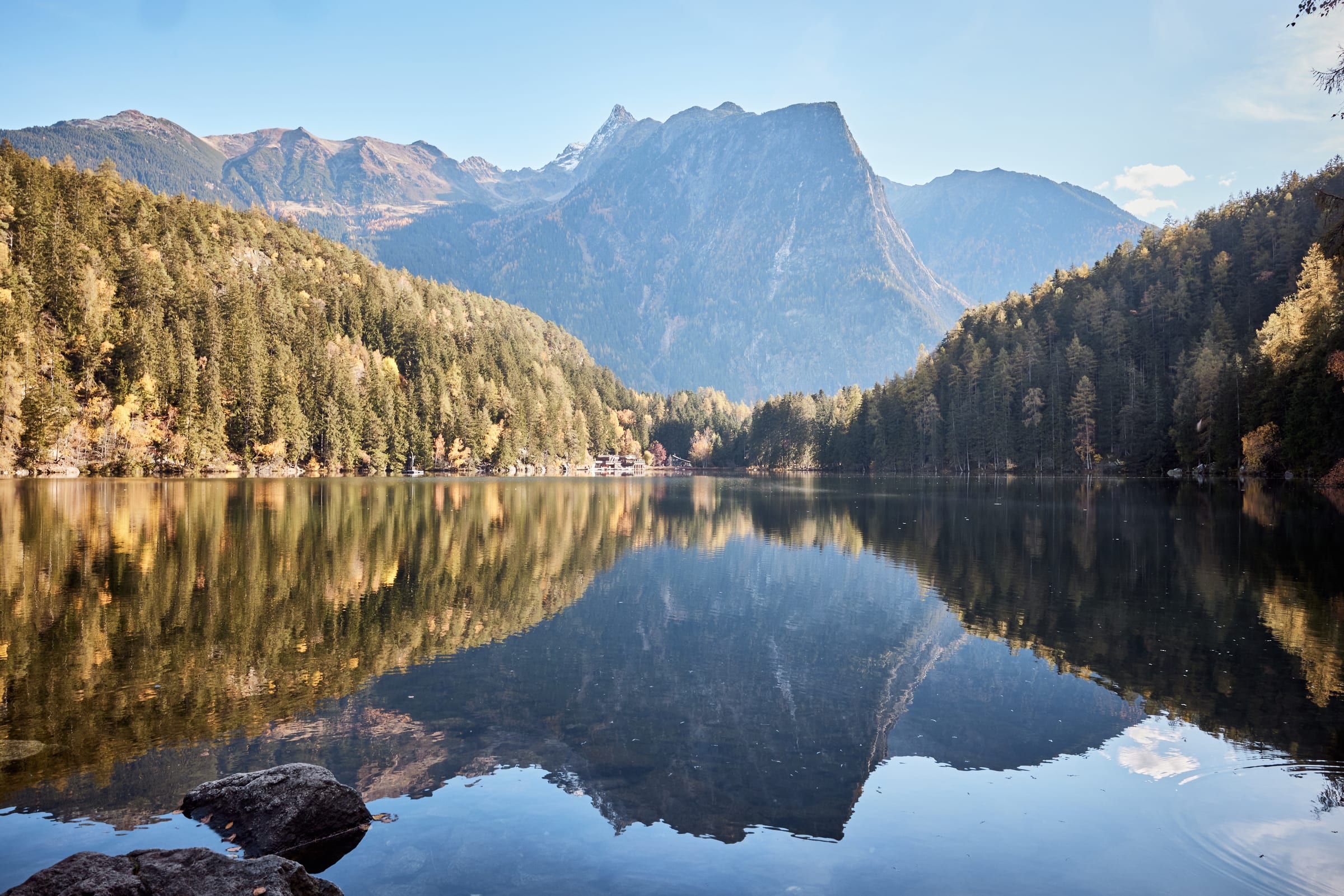 Der Piburger See spiegelt Wald und Acherkogel — Blick vom Rundweg