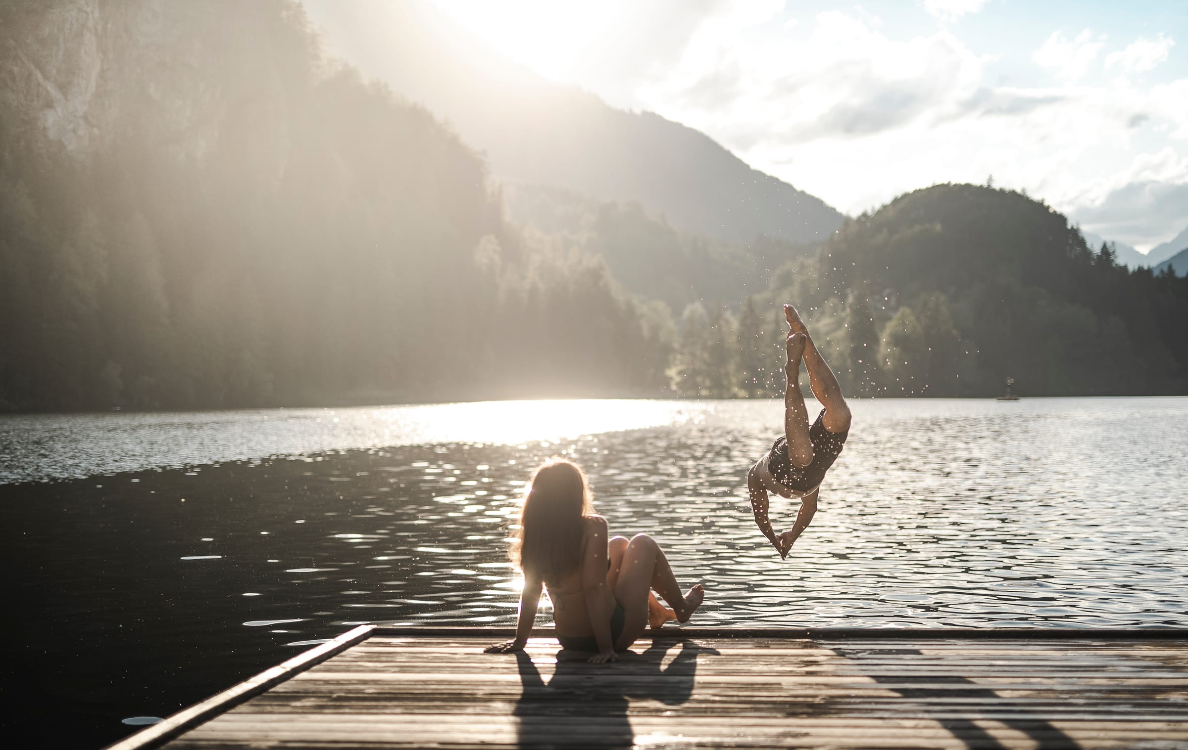 Sprung vom Badesteg in den Piburger See bei Oetz im Sommer