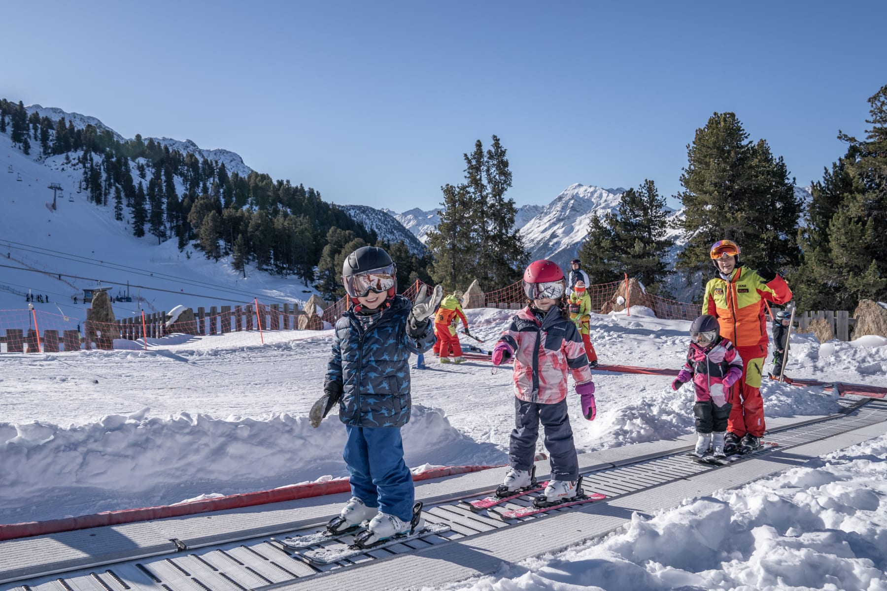 Kinder der Skischule auf dem Zauberteppich im Kinderland Hochoetz