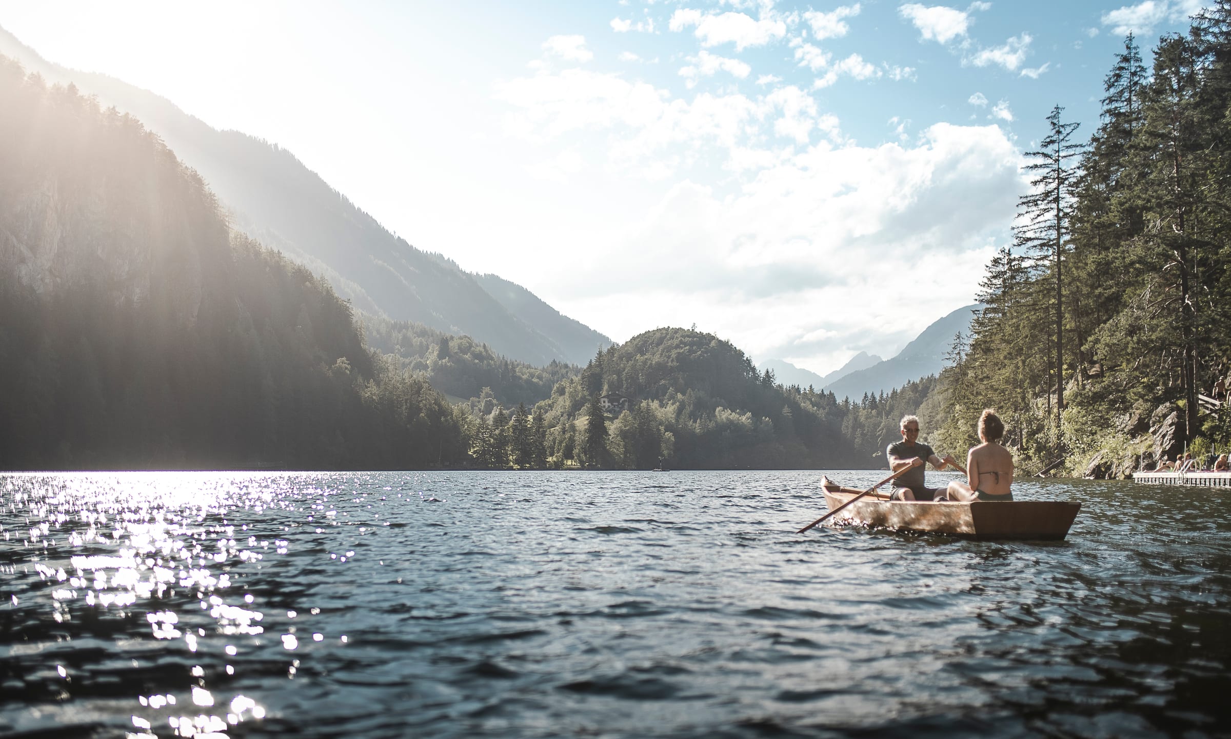 Badegäste am Ufer des Piburger Sees bei Oetz im Sommer