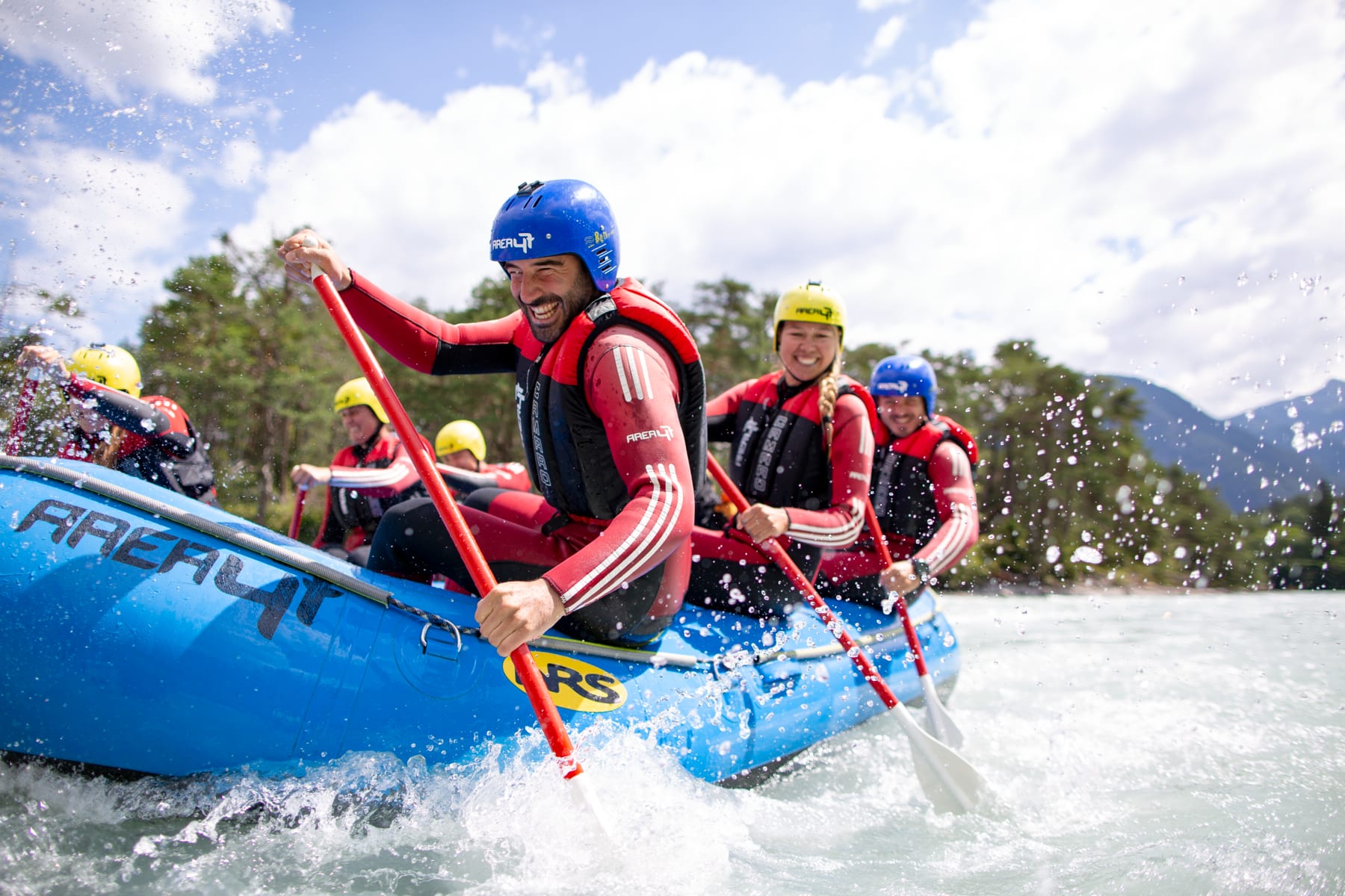 Lachende Gruppe beim Rafting auf einem Fluss im Ötztal