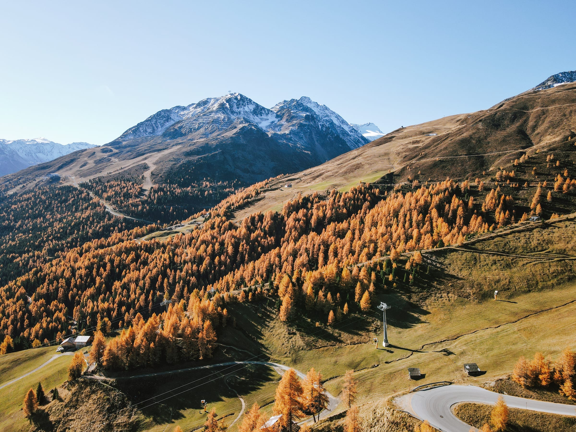 Goldene Lärchenwälder im Ötztal aus der Vogelperspektive