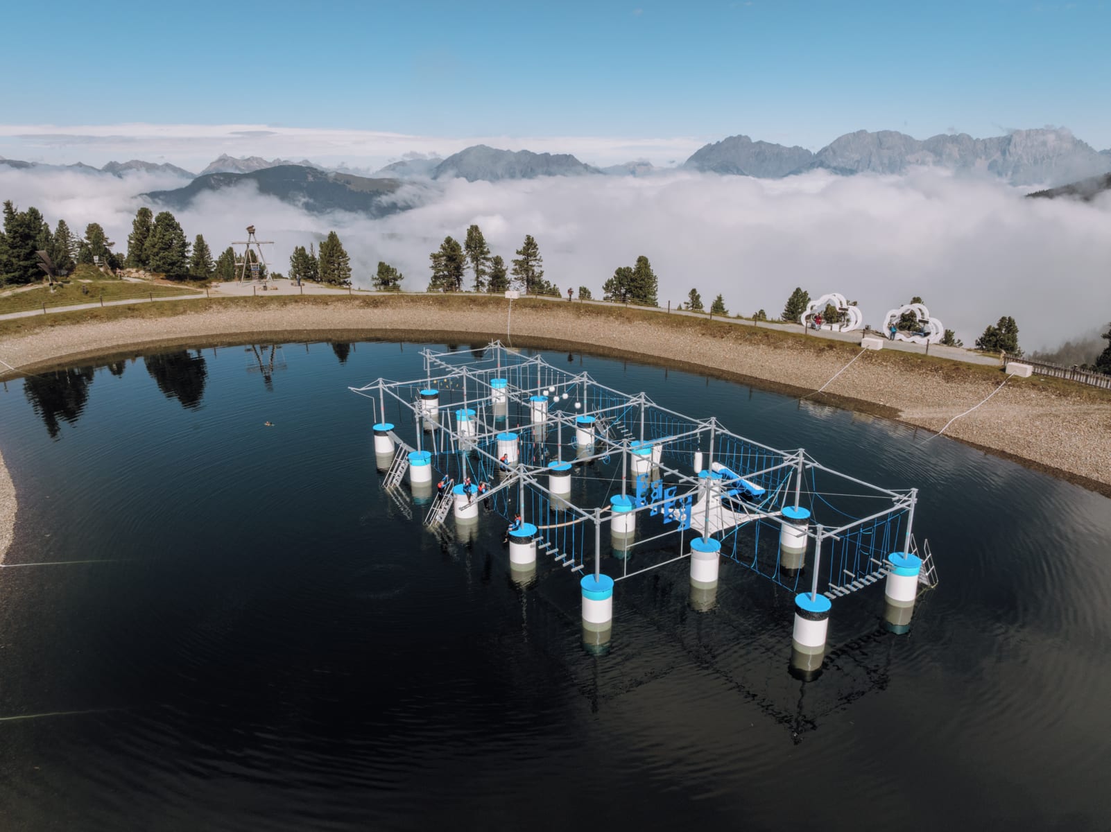 Der schwimmende Ninja Park auf dem Speichersee in Hochoetz über dem Nebelmeer