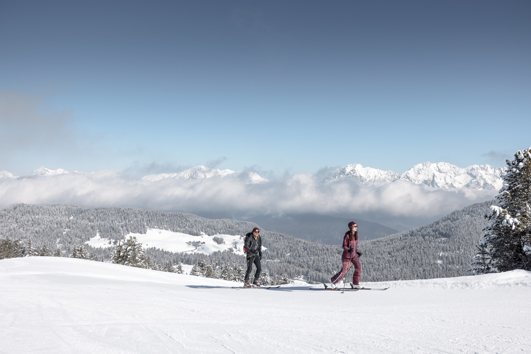 Two ski tourers above a sea of fog in the Hochoetz ski region